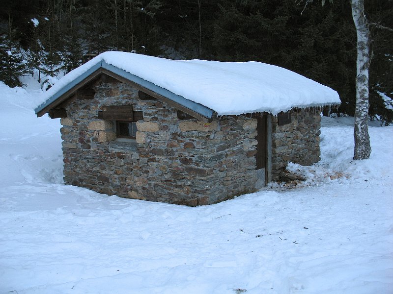 IMG_0097.JPG - après une courte montée en raquettes depuis la Piat, voici le chalet du Bout perdu au milieu des bois