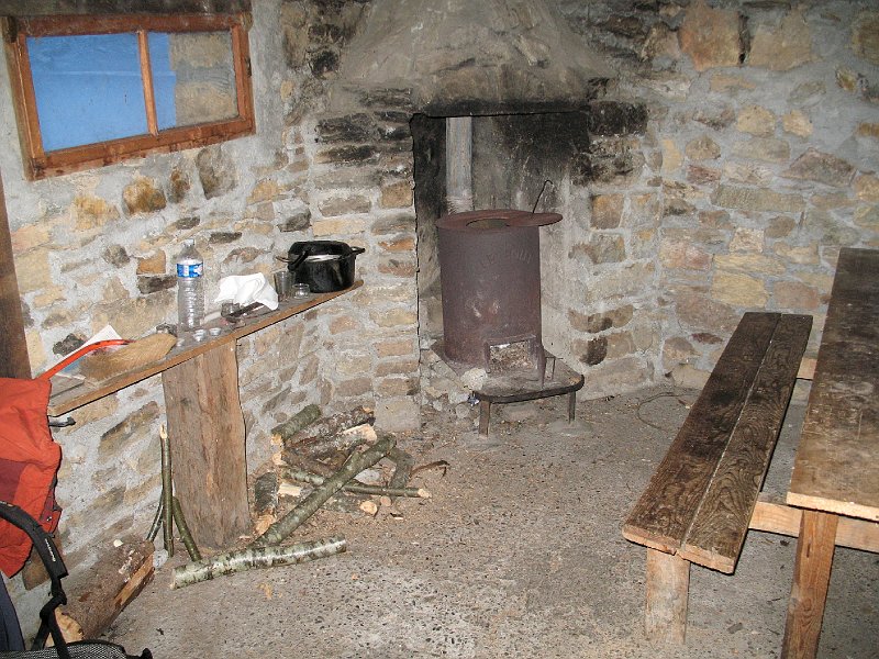 IMG_0103.JPG - l'intérieur est plutôt rustique