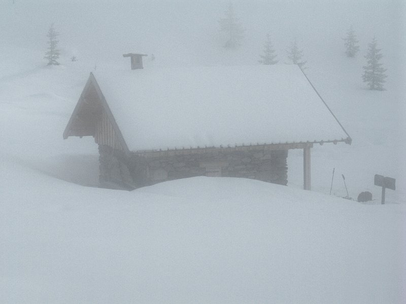 IMG_0132.JPG - le chalet Hippolyte Chassande caché dans le nuage, juste à côté du lac Léat