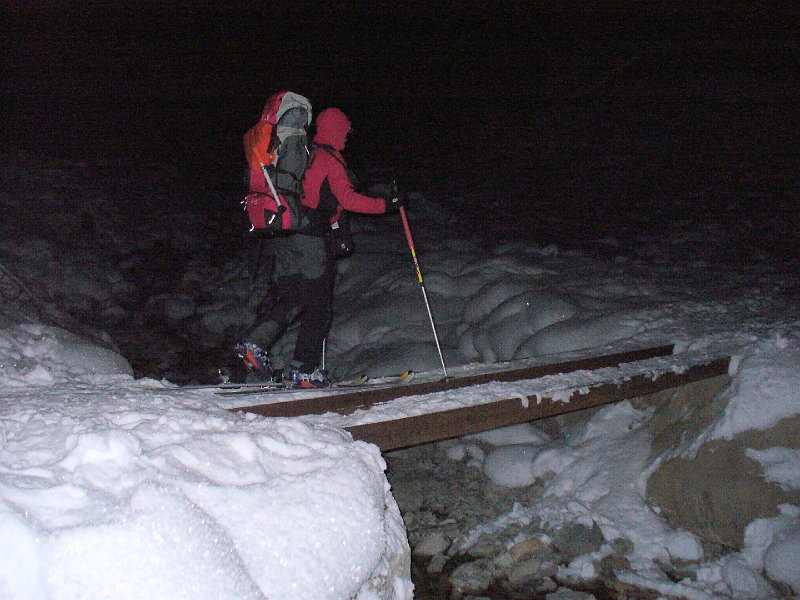 P1100571.JPG - pendant ce temps, les skieurs arrivent à la frontale