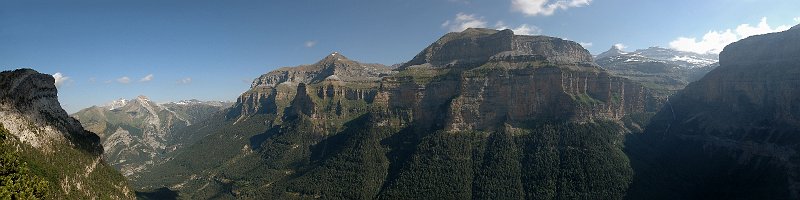 panoramique_CanyonOrdesa-Tobacor_depuis_MiradorCalcilarruego.jpg - 14 images, Taille: 8196 x 2252, FOV: 144.29° x 39.65°, RMS: 2.57, Lentille: Standard, Projection: Spherique, Couleur: HDR