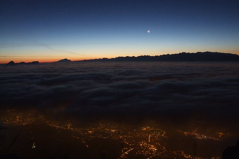 2008-08-29,05-59-26.JPG - superbe mer de nuages dans toute la vallée, avec une percée laissant apparaitre Grenoble qui se réveille
