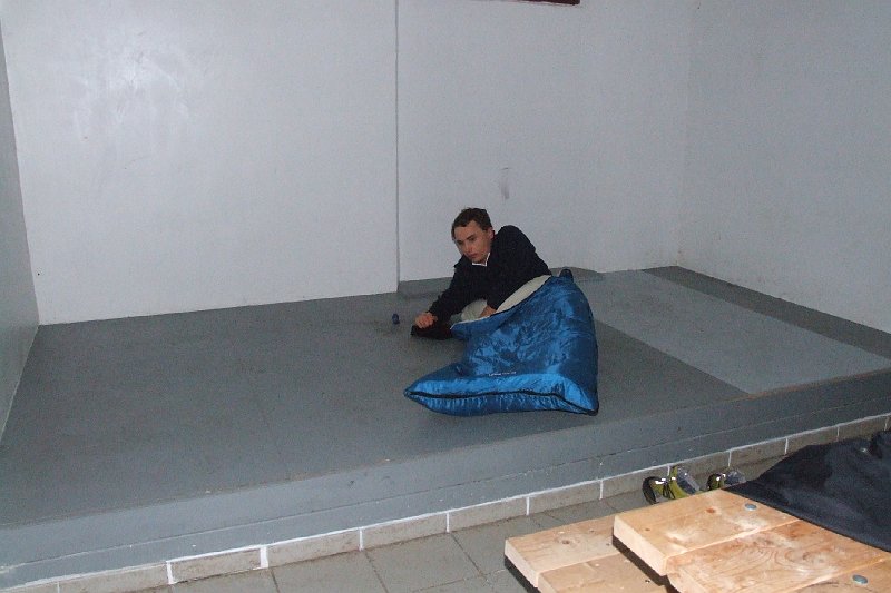2008-08-29,06-10-34.JPG - Michel va réveiller Patrice qui a dormi tout seul dans son bunker