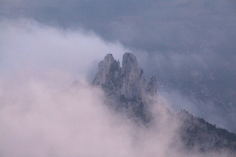 2008-08-29,06-40-15.JPG - les 3 Pucelles se dégagent péniblement des nuages