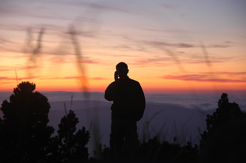 DSC_3164.JPG - coup de téléphone sous le ciel orangé