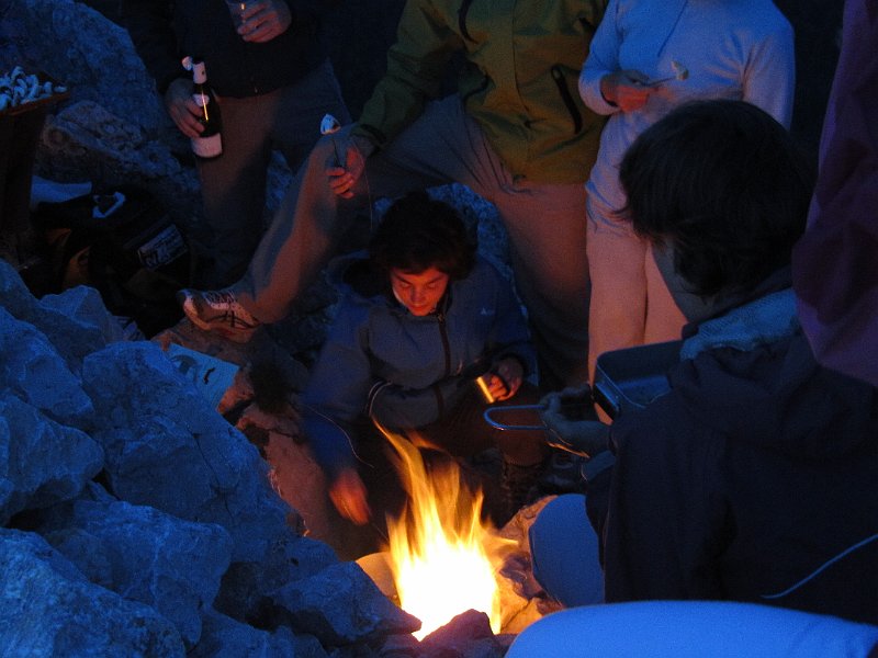 IMG_1762.JPG - le groupe s'active autour du feu